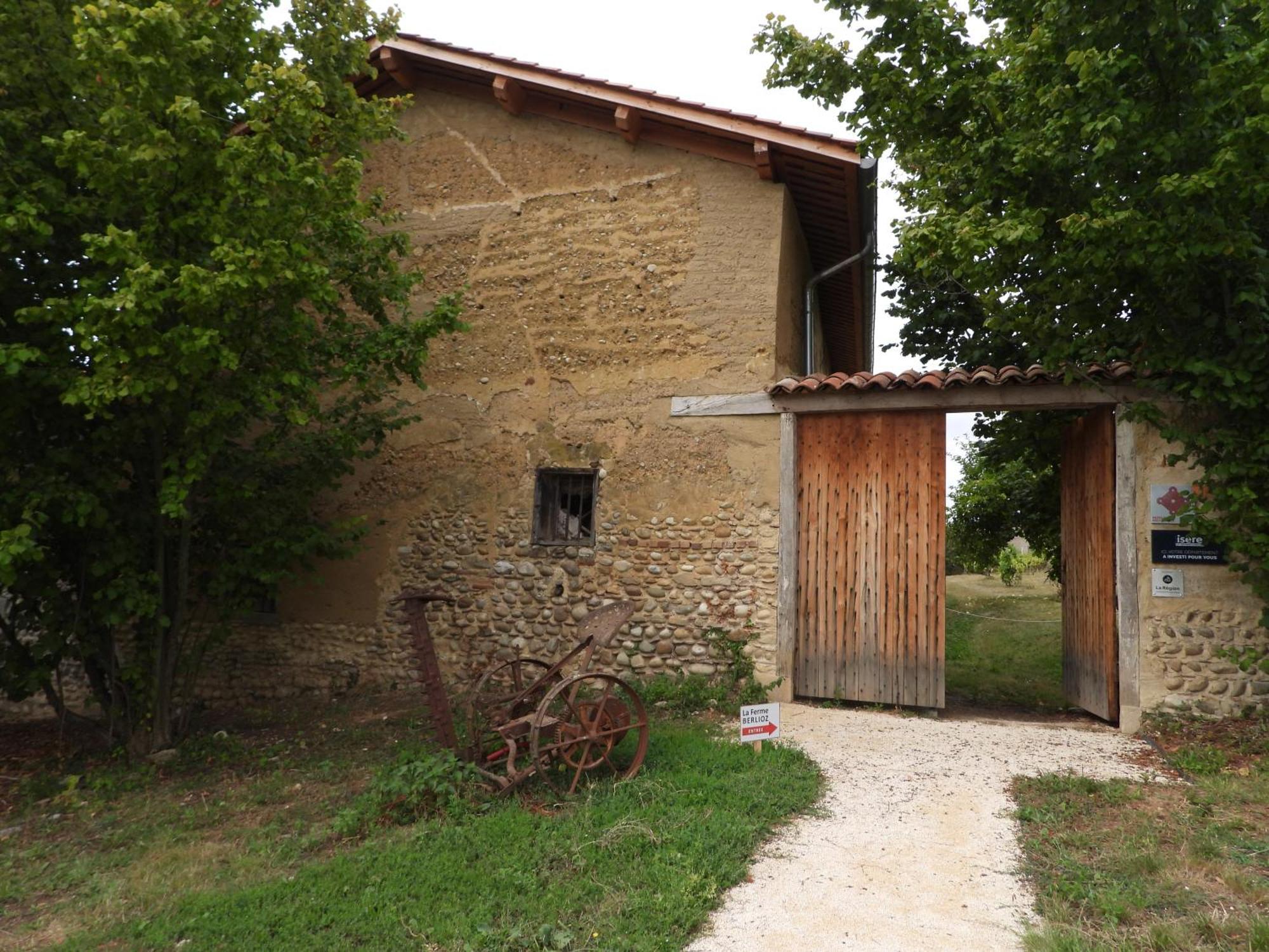 La Ferme De Berlioz Aparthotel La Cote-Saint-Andre Exterior photo